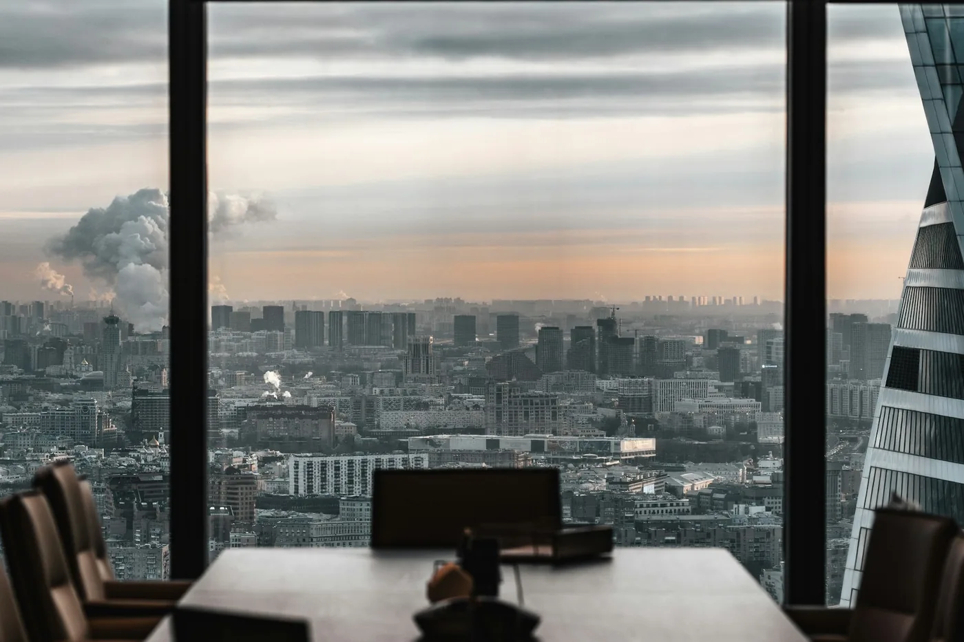 Leerer Konferenzraum mit Panoramablick auf die Skyline in der Abenddaemmerung