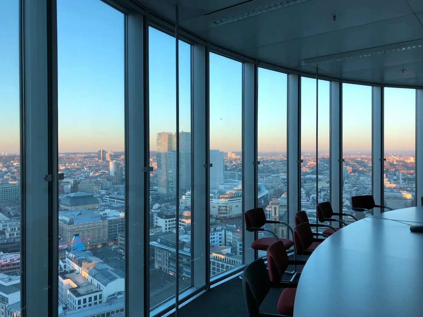 Leerer Konferenzraum mit Panoramablick, vorbereitet fuer ein Strategiegespraech zur Internationalisierung
